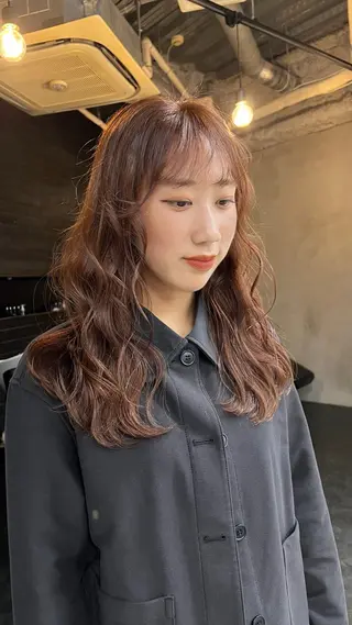 セミロング 暖色カラー/レイヤー カット☁️MEI☁️のヘアスタイル