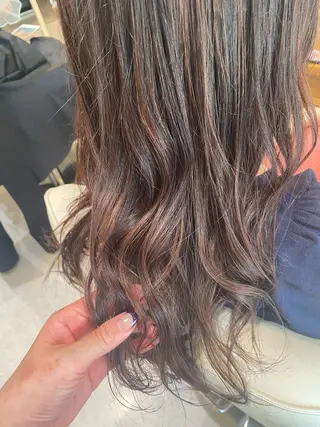 ロング カラー 梛木 唯のヘアスタイル