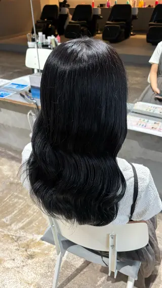 ミディアム 安藤 まりのヘアスタイル