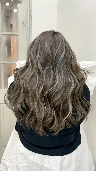 ロング 白いハイライト🤍 タナカリョウスケのヘアスタイル