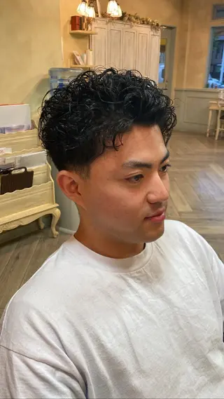 パーマ メンズ アオバ / ハイトーンカラーのヘアスタイル