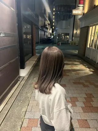 ミディアム カラー 魚谷 綾渚のヘアスタイル