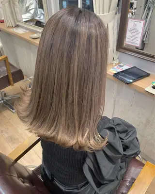 セミロング 淡色ふんわりhair 新宿satomiのヘアスタイル