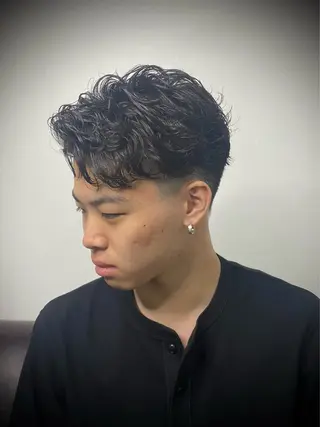パーマ メンズ 柄﨑 比呂のヘアスタイル