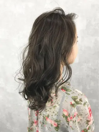 セミロング カラー TOMOYAレイヤー ブリーチ縮毛矯正のヘアスタイル