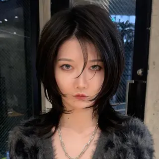 ミディアム ウルフとデザイン カラーの神のヘアスタイル