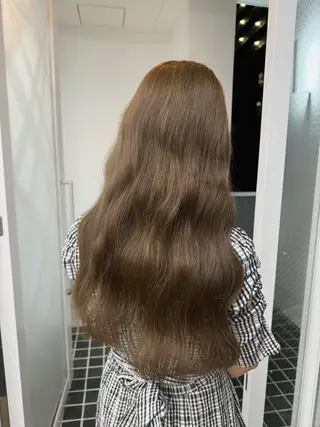 カラー maina/透明感 ベージュ/ブラウンのヘアスタイル