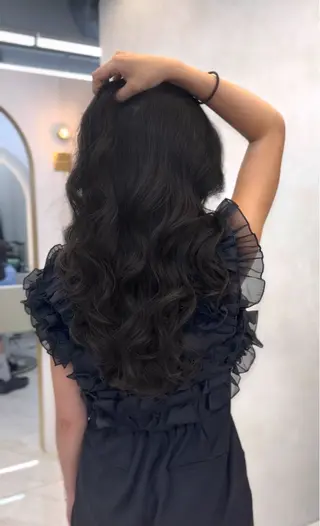 ロング ARMONY OMOTESANDO所属・本田秀幸 コテ巻き風パーマのヘアスタイル