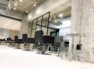 髪質改善・縮毛矯正専門店 sisi銀座所属・縮毛矯正セミナー講師 ヨコモリユウキのヘアスタイル