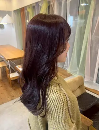カラー ミヤモト イオリのヘアスタイル