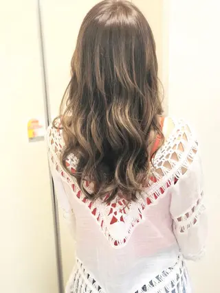 ロング カラー ヤナ マネージャーのヘアスタイル