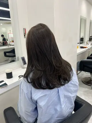 セミロング カラー オリーブカラー🫒 レイヤーカット✂︎のヘアスタイル