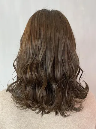 セミロング カラー オーストヘアージジ所属・TAI透明カラー 柔らかい縮毛矯正のヘアスタイル