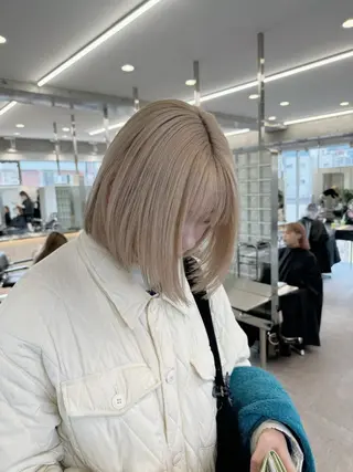 ショート カラー ⭐ハイトーンブリーチ ミルクティーピンクのヘアスタイル