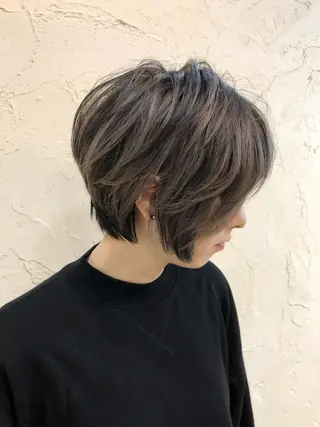 ショート 韓国レイヤー外国人風 透明感カラー髪質改善のヘアスタイル