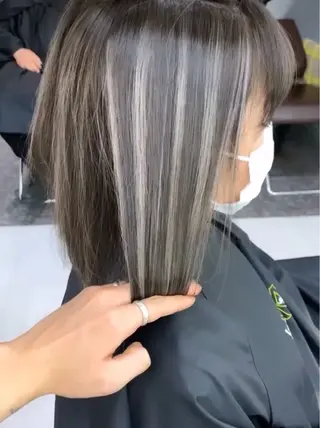 ロング カラー ⚡️ブリーチリタッチ グレー/ハイライトのヘアスタイル