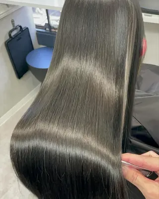 ロング soigné 表参道【ソワネ】所属・🖱️透明感カラー ×髪質改善Rikyuのヘアスタイル