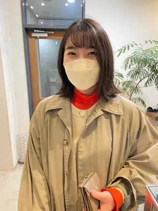 ミディアム カラー パーマ Takanishi くすみベージュカラーのヘアスタイル