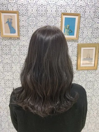 ミディアム カラー 栗原 瑠世のヘアスタイル