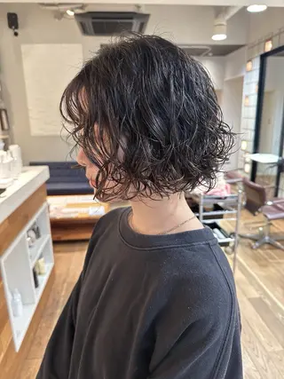 ミディアム パーマ 塩澤 榛奈のヘアスタイル