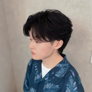 ミディアム メンズ フェザー/ゆるふわ パーマ/鐘ヶ江 航青のヘアスタイル