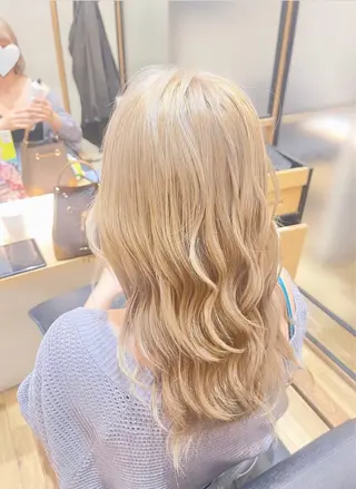 セミロング あらいしほ /ハイトーンカラーのヘアスタイル