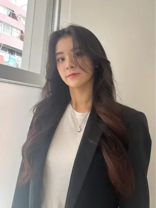 ロング 韓国ヘア レイヤーカットのヘアスタイル