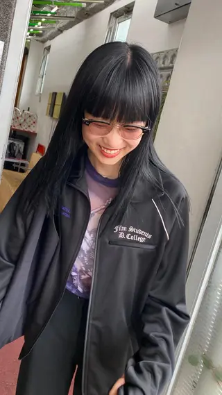 ロング カラー qiie ワンカラー 黒染め 白髪染めのヘアスタイル