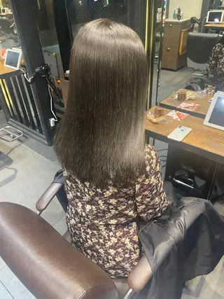 セミロング ブリーチ＆縮毛矯正 🧸tomoki🧸のヘアスタイル