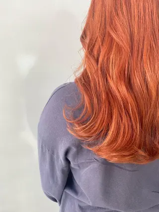 セミロング カラー ANNA /艶髪/ハイトーンのヘアスタイル