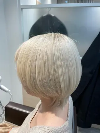 ショート カラー 艶髪✨ハイトーン ✨ホワイト✨北宗一郎のヘアスタイル