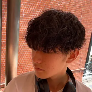 ショート パーマ メンズ 三ノ宮フェザーパーマ 蕃本 啓利のヘアスタイル