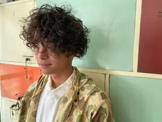 ミディアム パーマ メンズ ビーハイブデラックス所属・メンズパーマ ニュアンスパーマ田上のヘアスタイル
