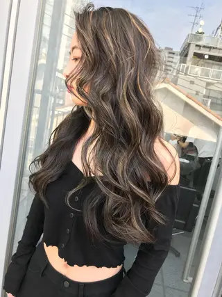 セミロング カラー TOMOYAレイヤー ブリーチ縮毛矯正のヘアスタイル