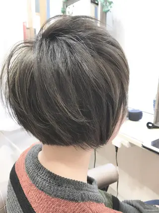 ショート カラー 嶋村夏実🌼レイヤー 🌸白髪ぼかしのヘアスタイル