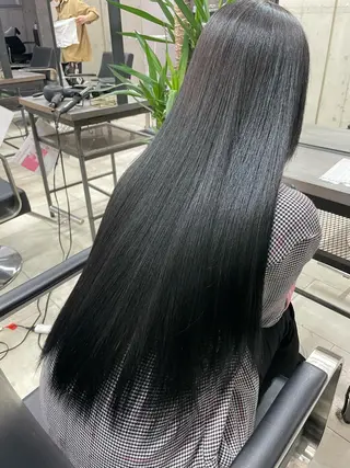 ロング Kvell&Co.所属・ハイトーン カラーのヘアスタイル