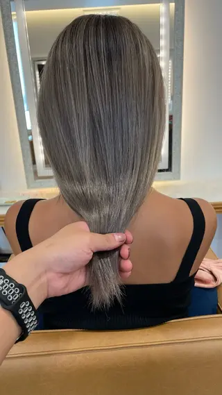 セミロング ブリーチ毛矯正.髪質 改善.髪にドラマをのヘアスタイル