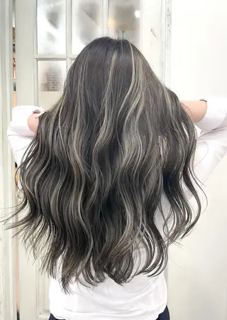 ロング 白いハイライト🤍 タナカリョウスケのヘアスタイル