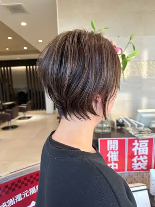 ショート 白髪ぼかしモデル 募集中ヒキマカイトのヘアスタイル