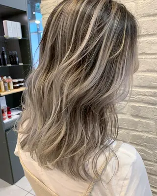 ミディアム カラー t.a.g所属・韓国レイヤー×艶髪 ハイトーンRyukiのヘアスタイル