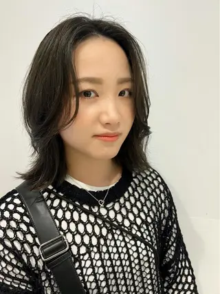 ミディアム カラー 宮永 智香のヘアスタイル