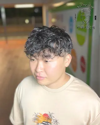 ミディアム 天王寺で1番人気の フェード師/大野尋哉のヘアスタイル