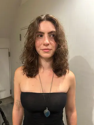 ミディアム hen所属・心斎橋/レイヤー/ ブリーチ/モエのヘアスタイル