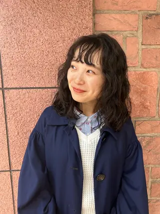 ミディアム パーマ 岡田 知佳のヘアスタイル