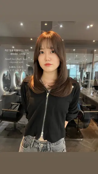 セミロング 韓国🇰🇷レイヤー 映える顔周り🩷のヘアスタイル
