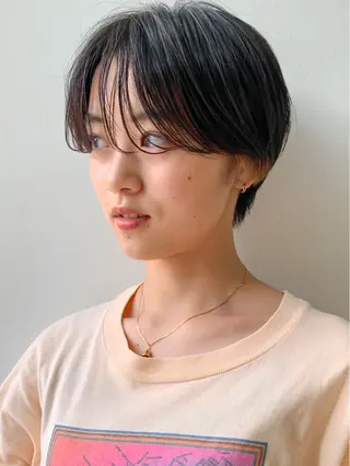 ショート 顔周りレイヤー🌈 透明感カラ⭐️RENのヘアスタイル