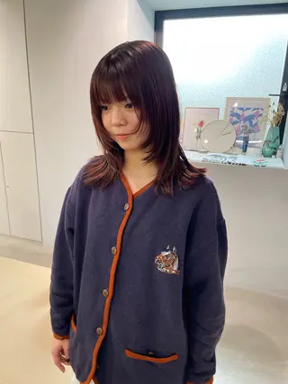 ミディアム カラー MIU/ルーツカラー 顔まわりレイヤーのヘアスタイル