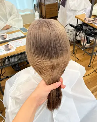 セミロング 韓国レイヤーカット/ ハイトーン/マアヤのヘアスタイル