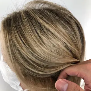 ミディアム カラー 白髪ぼかしモデル募集 赤岡翔太のヘアスタイル