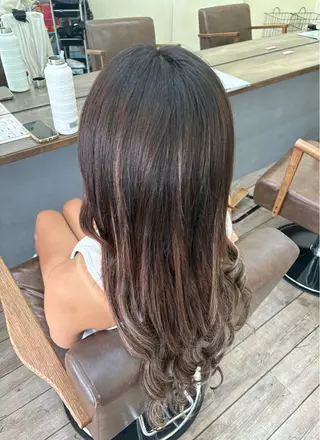 ロング 黒坂 佳乃のヘアスタイル
